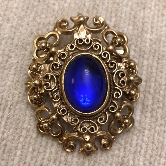 Unknown Jewelry - Gold and blue vintage oval-shaped brooch
